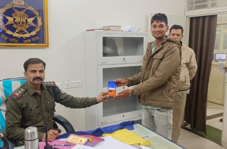 कोतवाली पुलिस ने मनमोहन जघेंला के गुमे मोबाइल को खोजकर उसके हवाले किया