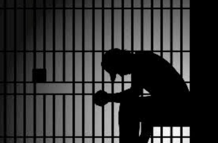 रात को 8 से 10 बजे मेरेे घर के सामने खड़े होकर मुझे गंदी नजरों से देखता है