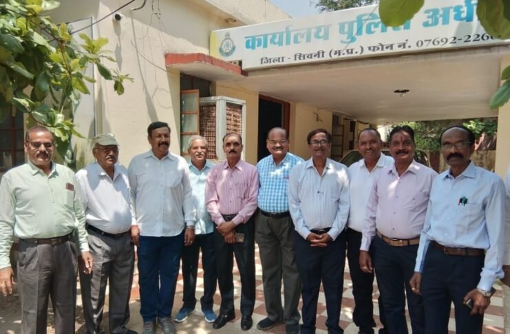 पुलिस पेंशनर्स संघ जिला ईकाई सिवनी का प्रति निधि मंडल जिला पुलिस अधीक्षक एवम जिलाध्यक्ष सिवनी से सौहार्द्र भेंट