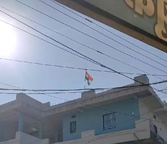 पहले मनगढंत कहानी बनाई फिर आनन – फानन में फहराया तिरंगा