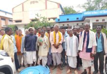 अपनी जान पर खेलकर केरपानी वासी लाते है पानी, फिर भी मिलता है प्रदूषित पानी