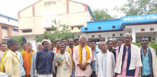 अपनी जान पर खेलकर केरपानी वासी लाते है पानी, फिर भी मिलता है प्रदूषित पानी