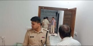 धूमा में एक दरवाजा और चार चैनल गेट तोड 30 लाख की चोरी