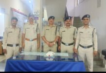 पुलिस थैले में सफेद पन्नी में रखे सामान को देख रह गई सन्न