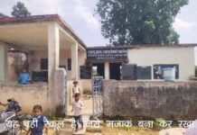 ग्रामीणो ने कहा ऐसे शिक्षको को तत्काल हटा देना चाहिए