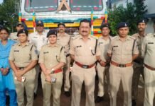 सडक किनारे खडे ट्रक में लदे माल को देखकर पुलिस के उडे होश