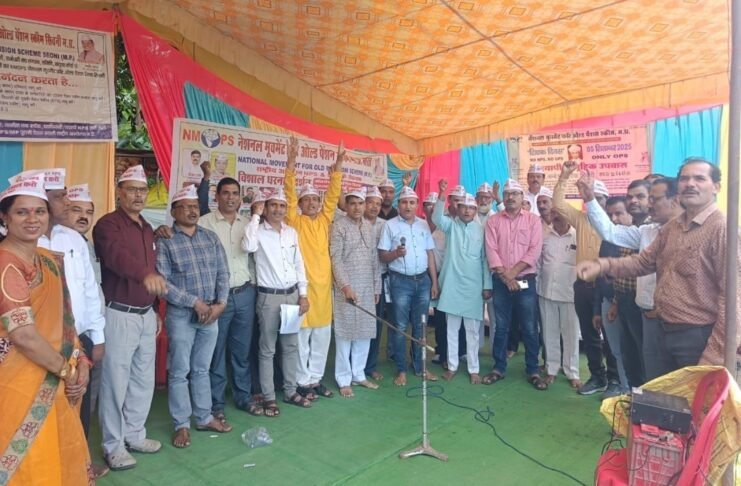 अवकाश के दिन उपवास रख सरकार के सामने शिक्षको ने रखी मांग
