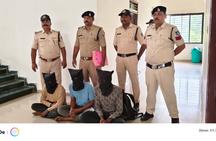 चोर माॅ बेटे की हत्या कर सोने चाॅदी के जेवरात लेकर भाग गए