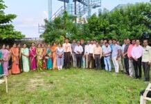 शिक्षक के रिटायरमेंट पर शाला स्टाफ ने दी नम आंखो से बिदाई