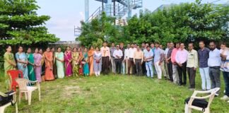 शिक्षक के रिटायरमेंट पर शाला स्टाफ ने दी नम आंखो से बिदाई