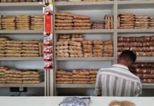 बाजार में बिक रही बिना निर्माण और एक्सपायरी डेट की पैकेट बंद खाद्य सामग्री