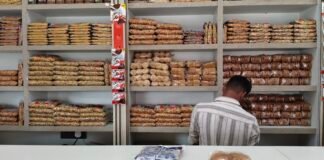 बाजार में बिक रही बिना निर्माण और एक्सपायरी डेट की पैकेट बंद खाद्य सामग्री