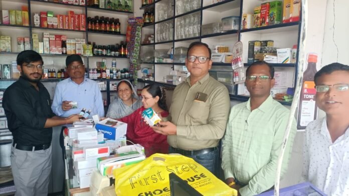 एसडीएम-तहसीलदार ने दवा दुकानों का किया निरीक्षण (4)