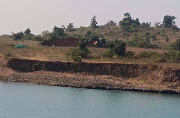 रूपये की लालच में तालाब गहरीकरण के नाम पर पत्थर चोरी करवाने के फिराक में सरपंच सचिव