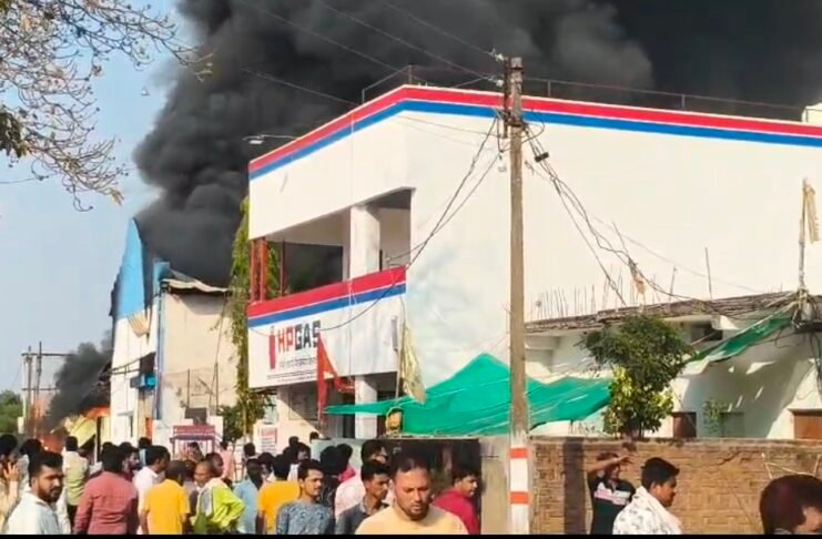 कान्हीवाड़ा में रुई गोदाम में लगी भीषण आग, लाखों का माल जलकर खाक