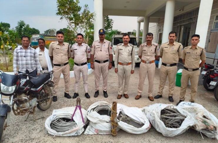 पुलिस ने बिजली तार चोरी करने वाले और खरीदने वाले को किया गिरफतार लाखो का तार जप्त
