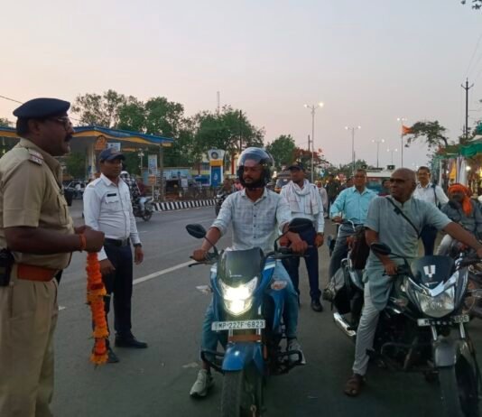 पुलिस ने पुष्प माला पहनाकर किया हेलमेट पहने बाईक चालको का सम्मान